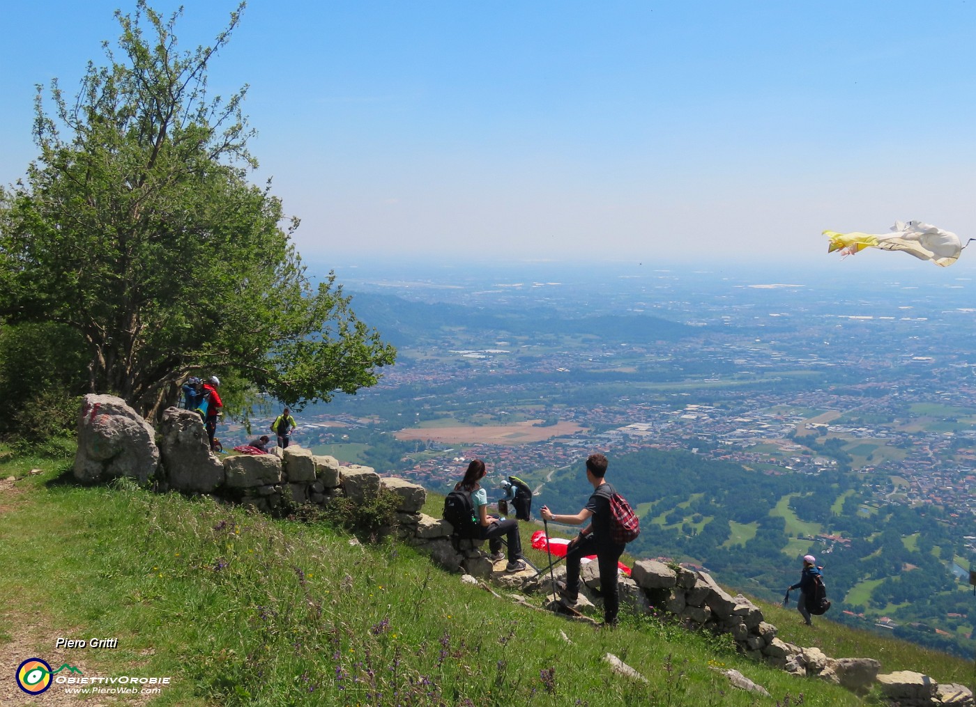 64 E qui mi fermo ad ammirare i parapendio in partenza per il volo .JPG